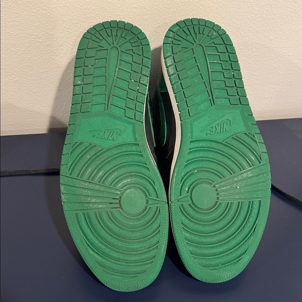 Nike Air Jordan 1 Retro Pine Green - Picture 4 of 5